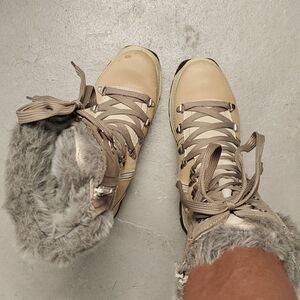 Santana Canada winter boots. Size 6, tan leather, brown suede & faux fur